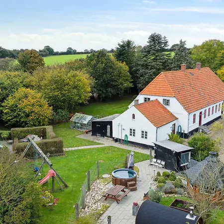 Country Idyll With Wilderness Bath And Sauna